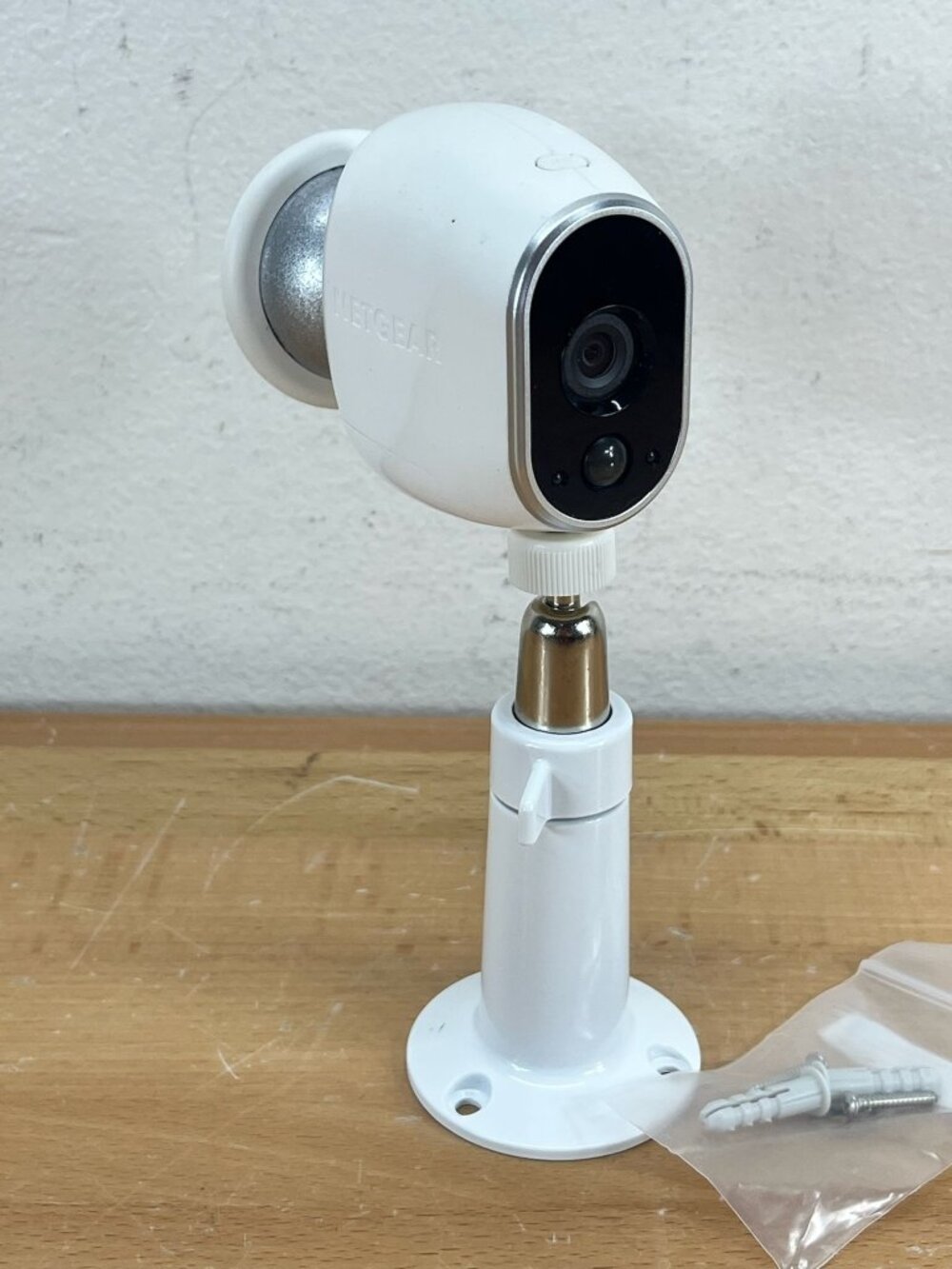 NETGEAR ARLO VMC3030 Indoor/Outdoor Security Camera & 2 Mounts - Picture 7 of 8